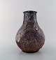 Tidlig Svend Hammershøi for Kähler, HAK. Stor vase i glaseret stentøj. Smuk 
glasur og organisk form med grene og bladværk i relief. Tidligt 1900-tallet.