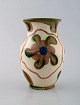 Höganäs. Vase i glaseret keramik. Blomster på lys baggrund. 1940