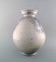 Svend Hammershøi for Kähler, HAK. Stor imponerende vase i glaseret stentøj. Smuk 
gråsort dobbeltglasur. 1930/40
