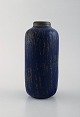 Gunnar Nylund for Rörstrand. "Rubus" Vase i glaseret stentøj. Smuk glasur i dybe 
blå nuancer. 1960