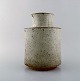 Marianne Westman (1928-2017) for Rörstrand. Stor cylindrisk vase i glaseret 
stentøj. Udført i groft stentøj typisk for perioden, 1960