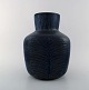 Eva Stæhr-Nielsen for Saxbo. Stor vase af stentøj i moderne design. Horisontale 
riller og smuk glasur i dybe blå nuancer. 1940/50