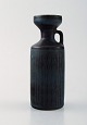 Gunnar Nylund for Rörstrand. Vase med hank i glaseret keramik. Smuk glasur i 
sorte og blå nuancer. Midt 1900-tallet.