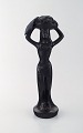 Skandinavisk keramiker. Skulptur i sortglaseret keramik. Kvinde bærer kurv. 
1960