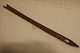 Antik tækkenål af træ
Fra 1800-tallet
Et værktøj til brug ved reparation/lægning af 
stråtage
Godt gammelt håndværk
L: ca. 67cm
God stand