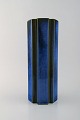 Karin Björquist for Gustavsberg. Stor "Octagon" vase i glaseret keramik. Smuk 
glasur i blå nuancer. 1960