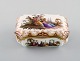 Sjælden antik Meissen tabatiere i håndmalet porcelæn med romantiske scenerier og 
gulddekoration. Dateret 1876.
