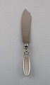 Georg Jensen "Cactus" cake knife in sterling silver and stainless steel. Dated 
1945-51.

