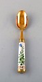 Georg Jensen for Royal Copenhagen. "Flora Danica" dinner spoon of gold plated 
sterling silver. Porcelain handle decorated in colors and gold with flowers.
