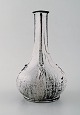 Svend Hammershøi for Kähler, HAK. Smalhalset vase i glaseret stentøj. Smuk 
gråsort dobbeltglasur. 1930/40