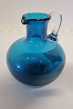 Smuk glasekande i blåt glas med hang i klart glas
Holmegaard ?
H: 16,5cm
I god stand