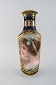 F. Fenner, Wien. Stor antik vase i håndmalet porcelæn med gulddekoration på 
kongeblå bund. Motiv af ung kvinde i profil. Sent 1800-tallet.
