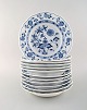 Tolv antikke Meissen "Løgmønstret" dybe tallerkener i håndmalet porcelæn. 
Tidligt 1900-tallet. 
