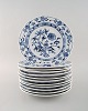 Tolv antikke Meissen "Løgmønstret" frokosttallerkener i håndmalet porcelæn. 
Tidligt 1900-tallet. 
