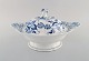 Large antique Meissen "Blue Onion" lidded tureen in hand-painted porcelain. 
Early 20th century.
