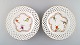 To antikke Meissen tallerkener i gennembrudt porcelæn med håndmalede blomster 
motiver. Museumskvalitet. Dateret 1773-1814. 
