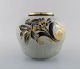 Oluf Jensen for Royal Copenhagen. Unika vase i krakeleret porcelæn med 
gulddekoration og blomstermotiver. Dateret 1929.  
