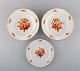 Tre antikke Meissen tallerkener i porcelæn med orange håndmalede blomster. To 
dybe tallerkener samt frokosttallerken. 1800-tallet.
