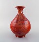 Jens Thirslund for Kähler, HAK. Vase i glaseret stentøj. Smuk rød lustreglasur 
med strejf af lilla. 1920/30