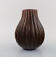Axel Salto for Royal Copenhagen. Løgformet vase med riflet korpus i glaseret 
stentøj. Smuk glasur i brune nuancer. 1930/40