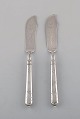 Dansk sølvsmed. To antikke fiskeknive i tretårnet sølv med blomster 
ciseleringer. Dateret 1918.

