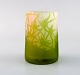 Emile Gallé vase af matteret mundblæst kunstglas med overfang i grønt udskåret 
med motiver i form af bladværk. 1920/30