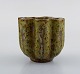 Arne Bang. Vase i glaseret keramik. Modelnummer 134. Smuk glasur i grønne og 
brune nuancer. 1940/50