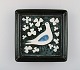 Sylvia Leuchovius for Rörstrand. Kvadratisk fad i glaseret keramik. Hvid fugl og 
blomster på grøn baggrund. 1960/70