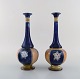 Royal Doulton, England. Et par smalhalsede art nouveau vaser i håndmalet 
porcelæn. Ca 1910.
