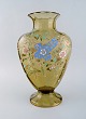 L'Art præsenterer: Emile Gallé, Frankrig. Stor antik vase i røgfarvet kunstglas med blomster, grene og kors i ...