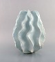 Skandinavisk keramiker. Koral formet vase i glaseret keramik. Smuk lys turkis 
glasur. Sent 1900-tallet.
