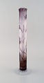 Sjælden og tidlig Emile Gallé vase i matteret kunstglas med lilla overfang 
udskåret med motiver i form af blomster og bladværk. 1880/90