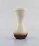 Vicke Lindstrand for Upsala-Ekeby. Vase i glaseret keramik. Smuk glasur i røde 
og sand nuancer. Midt 1900-tallet.
