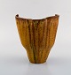 Arne Bang. Vase i glaseret keramik. Modelnummer 53. Smuk glasur i rødbrune 
nuancer. 1940/50