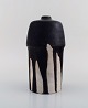 Europæisk studio keramiker. Unika vase i glaseret keramik. Sort flydeglasur på 
sandfarvet baggrund. 1980