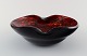Murano skål i sort og rødt mundblæst kunstglas. Italiensk design, 1960