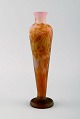 Antik Emile Gallé vase i matteret kunstglas med ravfarvet overfang udskåret med 
motiver i form af blomster og bladværk. Tidligt 1900-tallet.

