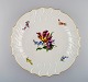 Antikt rundt Meissen fad i håndmalet porcelæn med blomstermotiver og guldkant. 
1800-tallet.
