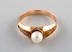 Vintage art deco ring in 14 carat gold adorned with cultured pearl. 1940s.
