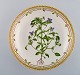 Stor Royal Copenhagen Flora Danica skål af porcelæn, dekoreret i farver og guld 
med blomster. Modelnummer 20/3505. 
