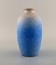 Europæisk studio keramiker. Unika vase i glaseret keramik. Smuk glasur i blå 
nuancer. 1980
