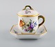 Royal Copenhagen Saksisk Blomst. Cremekop med underkop i håndmalet porcelæn. 
Modelnummer 1542. Tidligt 1900-tallet.
