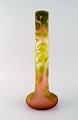 Tidlig Emile Gallé vase i matteret kunstglas med grønt overfang udskåret med 
motiver i form af bladværk. Ca. 1900.
