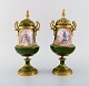 Sevres, Frankrig. Et par antikke lågpokaler i håndmalet porcelæn med motiver af 
adeligt par. 1800-tallet.
