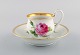 Antik Meissen kaffekop med underkop i håndmalet porcelæn med blomstermotiver og 
guldkant. Sent 1800-tallet. 

