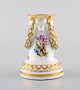 Antik Meissen vase i håndmalet porcelæn med væddere, blomster og gulddekoration. 
1800-tallet.
