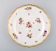 Meissen tallerken i håndmalet porcelæn med blomster og guldkant. 1900-tallet. 
