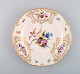 Meissen tallerken i håndmalet porcelæn med blomster og bladværk i relief og 
gulddekoration. 1900-tallet. 
