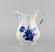 Royal Copenhagen. Blå blomst kantet kande i porcelæn.
