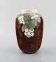 Tidlig Royal Copenhagen art nouveau vase i håndmalet porcelæn med bær og blade. 
Ca. 1910.
